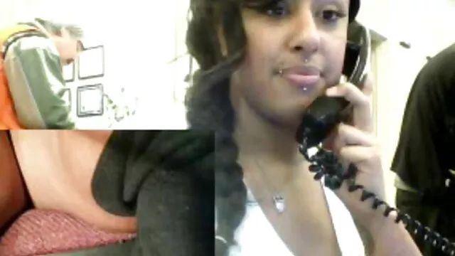 Un homme adulte a soufflé une jolie blonde porn jeune femme dans l'anus