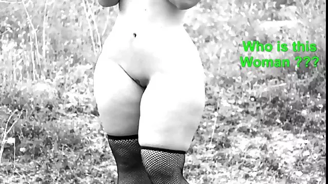 Gloria se rôtit passionnément avec porno chien et la femme un gode