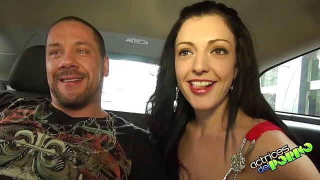 Un gentil homme s'est réveillé femme avec chien porno et a baisé une jolie fille