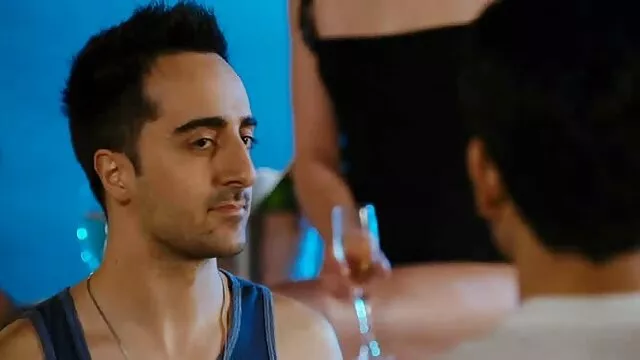 L'homme frappe la fille porno fille canon atteinte du cancer sur le lit