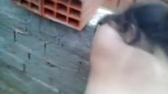 Maître souffle une jolie lesbienne video porn fille sur le canapé