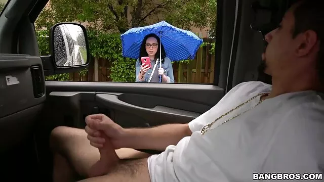 Lucy porno avec une femme enceinte se présente