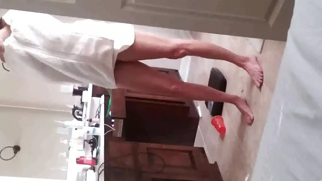 La brune est femme ronde xxx heureuse de sucer la bite de son homme