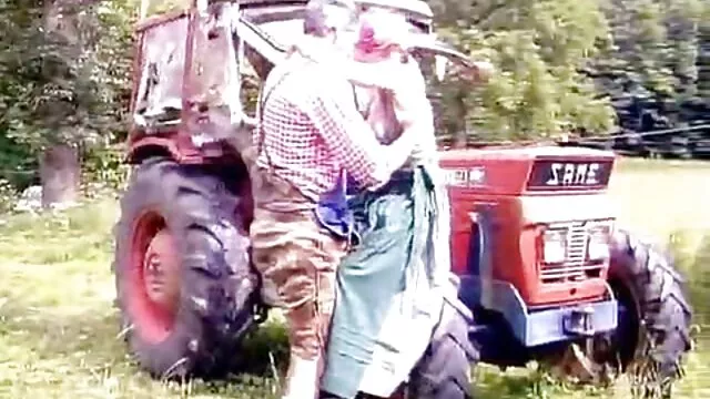 Filles maigres s'embrassent sur le porno avec des animeau balcon, puis baisent dans la chambre