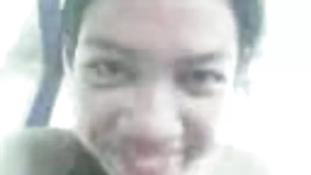 Lizzie dans la porno fille et animaux salle de bain