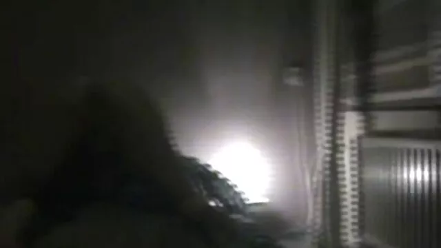 Naughty chick donne à se faire baiser dans l'anus par un salope xx homme noir et son ami blanc