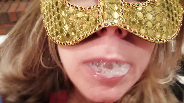 Nympho aux cheveux noirs séduit un autre porn femme grande mec