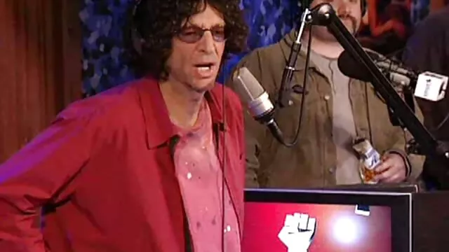 Des lesbiennes minces se versent sex famme hd de l'eau et se déshabillent