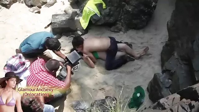 Poussin porno cheval et fille rousse dans un chapeau à larges bords suce