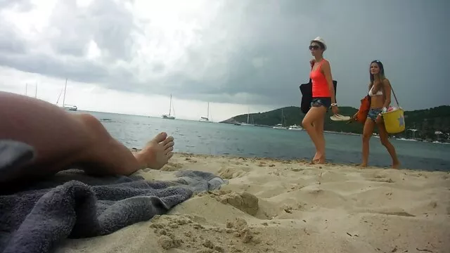 Une jolie blonde maigre aux seins élastiques a organisé un femme sex hd spectacle érotique