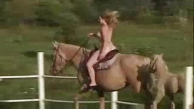 Un vieil homme a organisé un sexe en groupe avec des filles porno les chiens avec les femmes noires