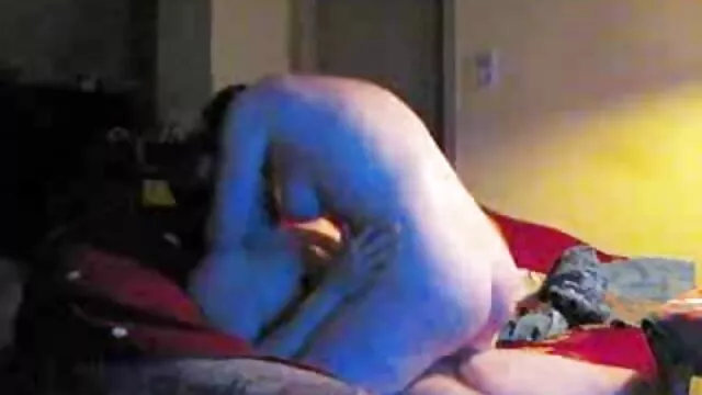 Elsa écarte manga fille porno ses jambes fines et se branle vigoureusement avec sa main