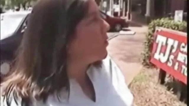 Deux beautés russes porno femme chien baisent avec un mec en trio