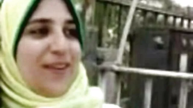 Plantureuse beauté lesbienne s'asseoir sur porno femme avec animaux le visage