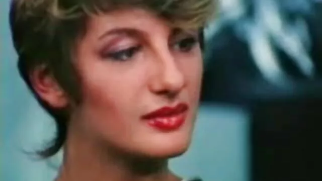 Bite noire pour la belle femme porno avec animaux Sasha