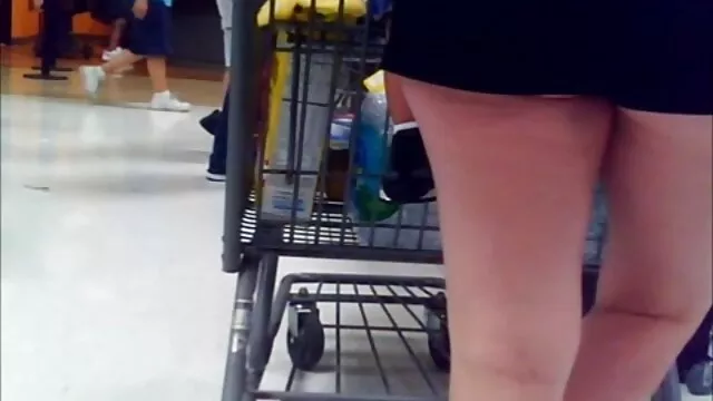 Plantureuse brune aux longues jambes suce une porno une femme avec un chien bagarre excitée