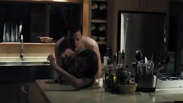 À la porno avec deux fille première personne qui prend des photos, le mec donne son boulon à la femme magnifique