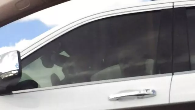 L'homme barbu baise deux putes lubriques pournou homme à la fois