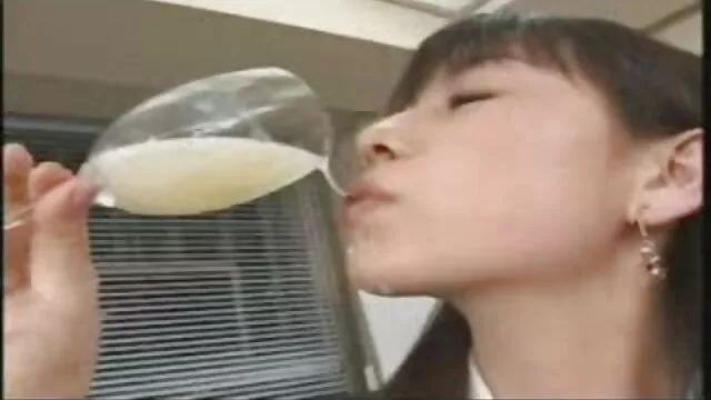 Une femme de 50 ans porno fille en bas divertit un chien avec une danse séduisante