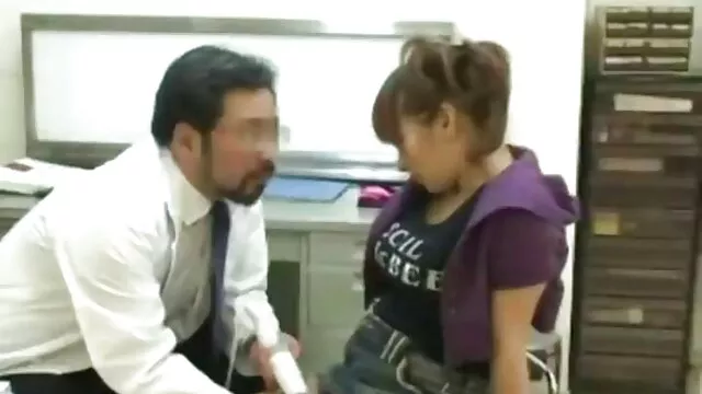 Un mec âgé a tiré une fille sur xxxn famme un poivre