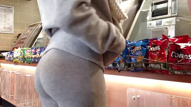 Le mec avec un xxx sex maman bandage sur la tête a fait une pipe à sa copine