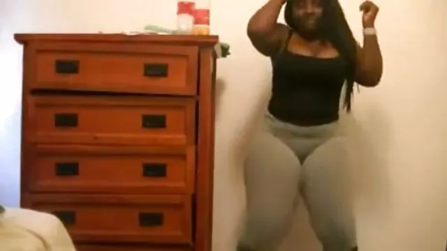 Romi Rain et Bridgette B sont passionnées porno un chien et une femme l'une par rapport à l'autre