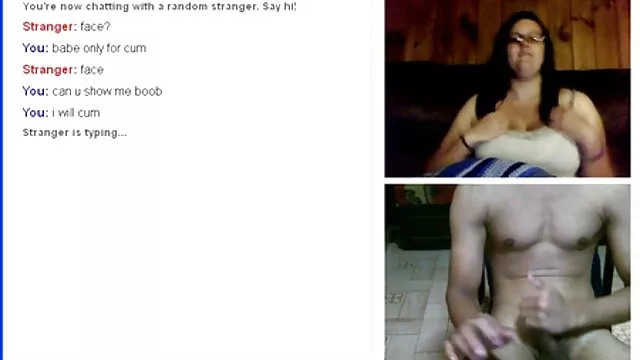 Une jeune salope assise sur la bite d'un porno femme vs cheval mec la chevauche