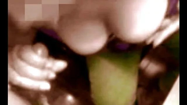 La femme a mis un costume en latex blonde porno francais et s'est tenue dans une pose de chien