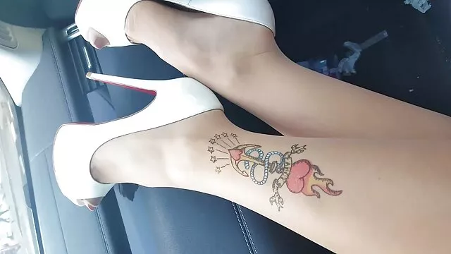 Belle brune s'est amenée à l'orgasme avec ses femme en cuir porno doigts